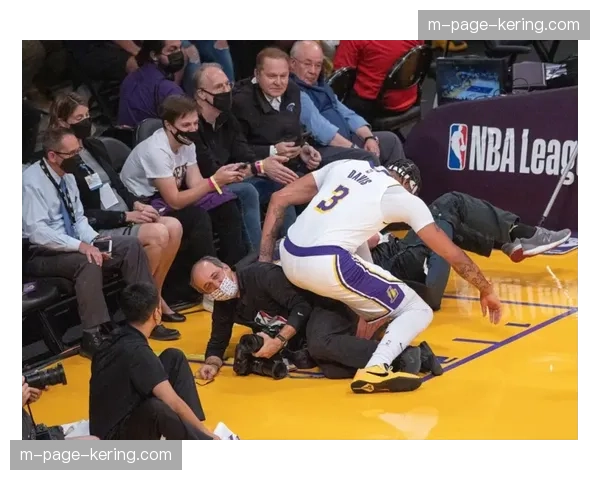 湖人进攻端空间利用不足 内线拥挤导致外线投射机会创造困难 湖人进攻端空间利用不足 内线拥挤导致外线投射机会创造困难